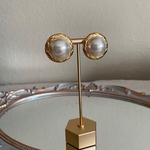 Vintage Gold Pearl Round Clip Earrings